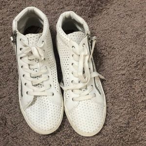White fashion tennis shoes